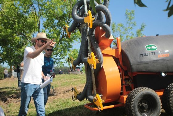 Demonstração de equipamento agrícola em pomar de nogueira-pecan